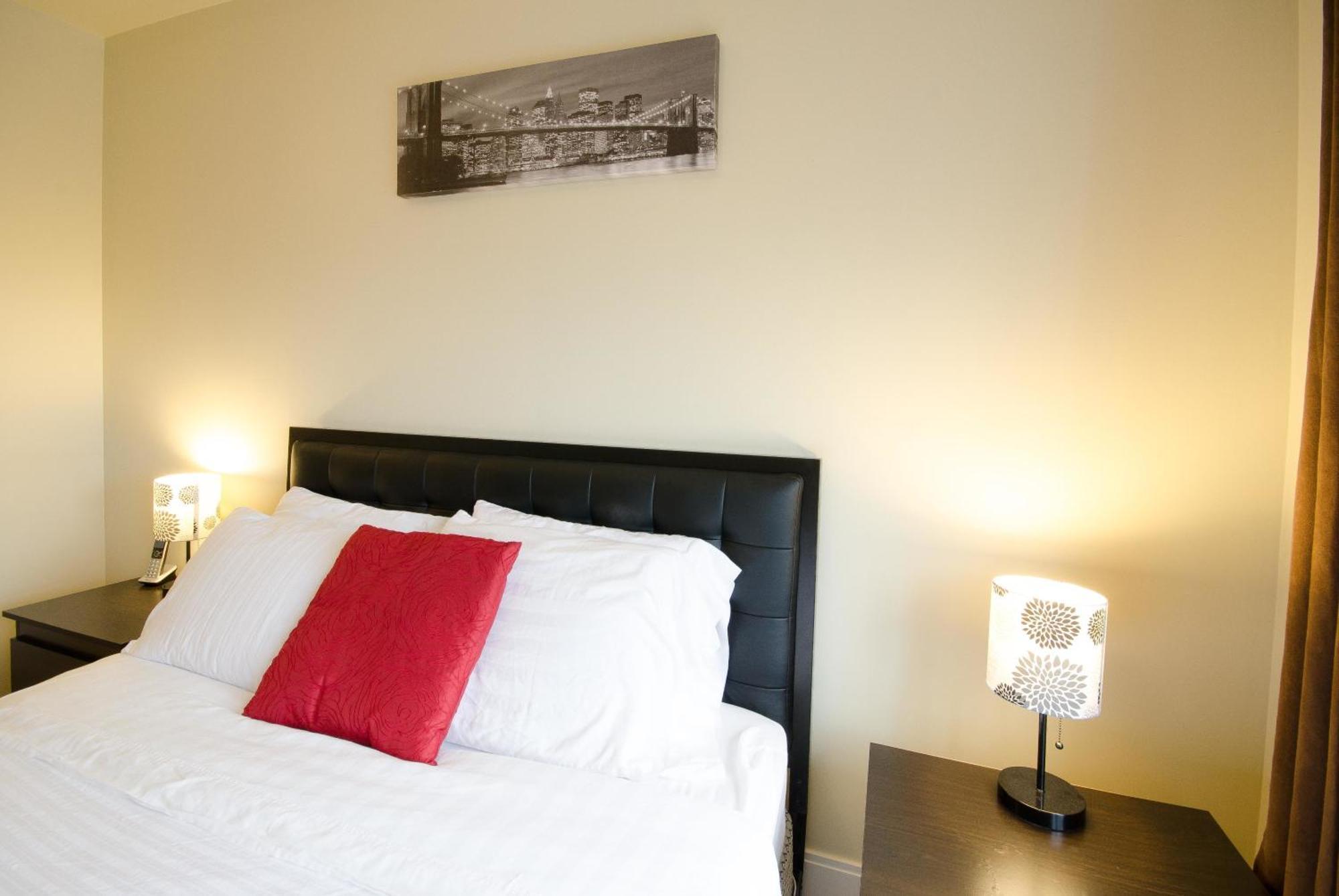 Royal Stays Furnished Apartments - Square One Миссиссага Номер фото
