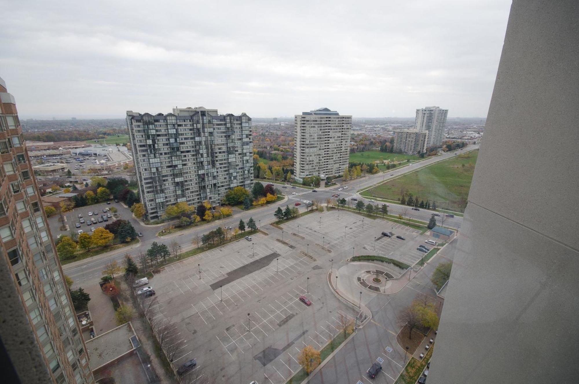 Royal Stays Furnished Apartments - Square One Миссиссага Номер фото