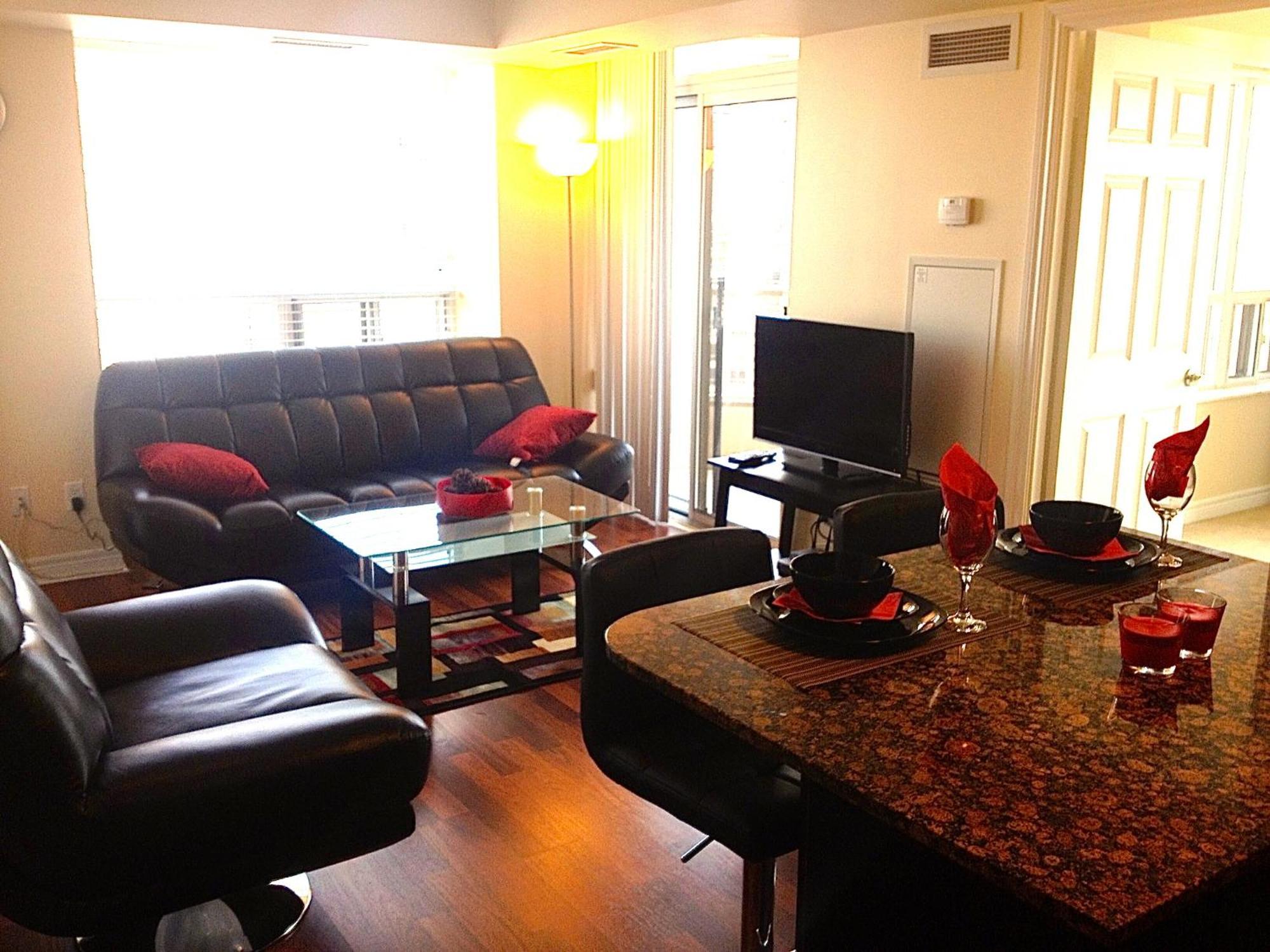 Royal Stays Furnished Apartments - Square One Миссиссага Номер фото
