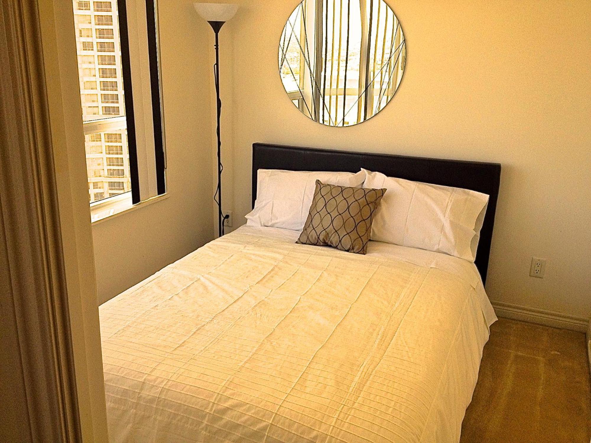 Royal Stays Furnished Apartments - Square One Миссиссага Номер фото