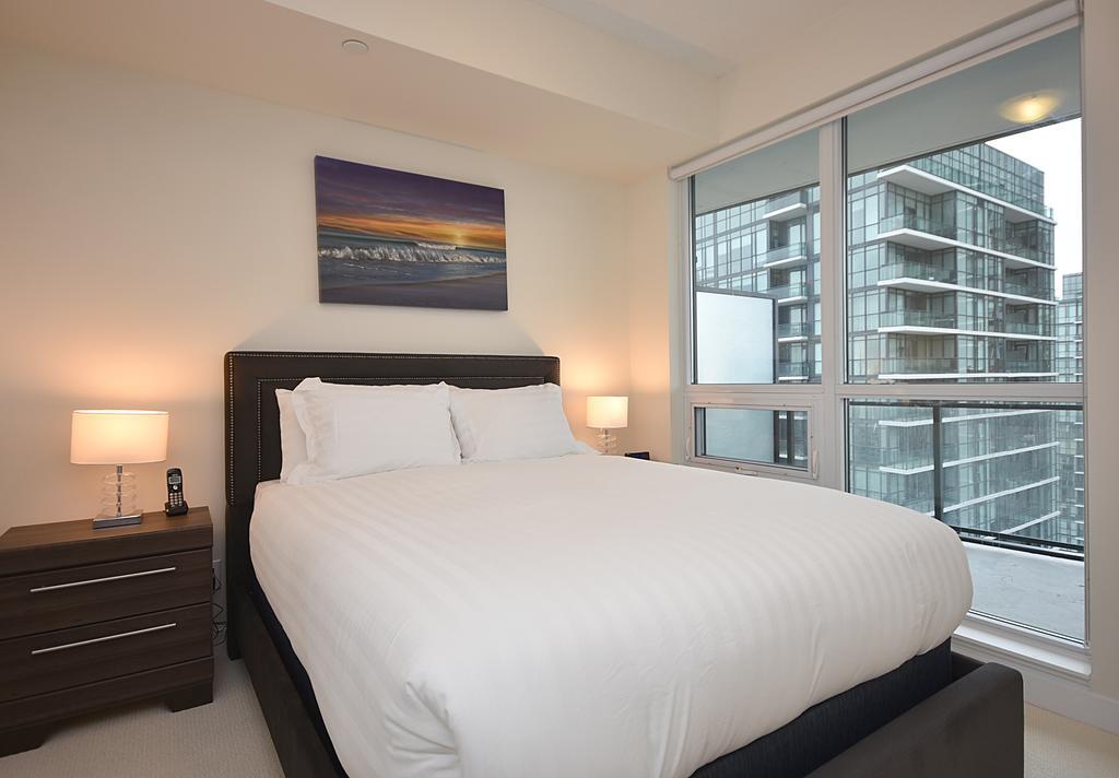 Royal Stays Furnished Apartments - Square One Миссиссага Экстерьер фото