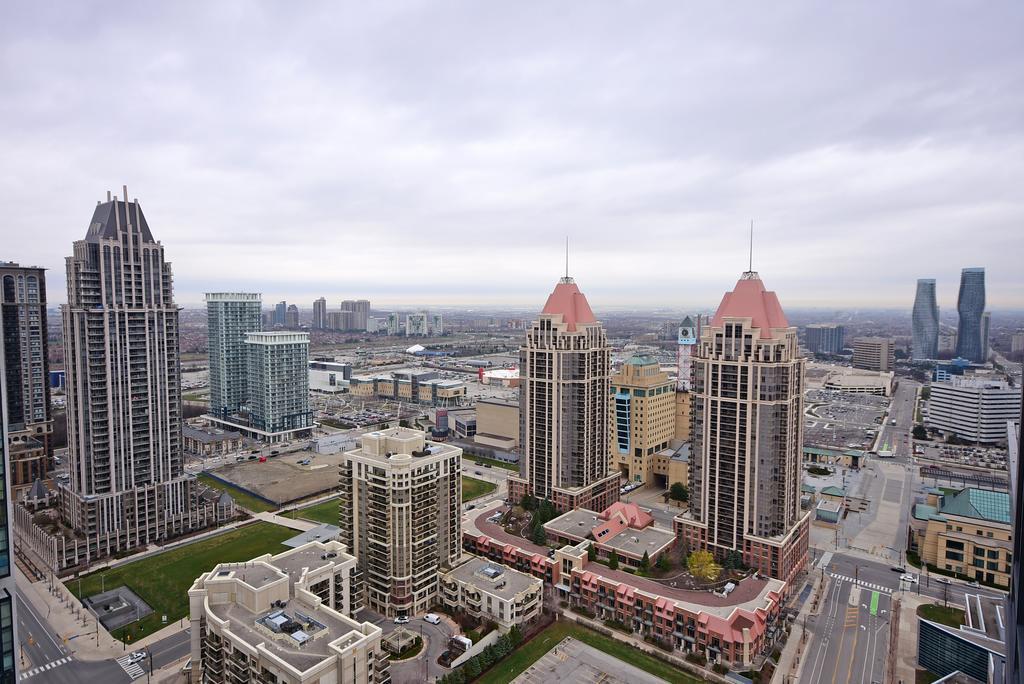Royal Stays Furnished Apartments - Square One Миссиссага Экстерьер фото