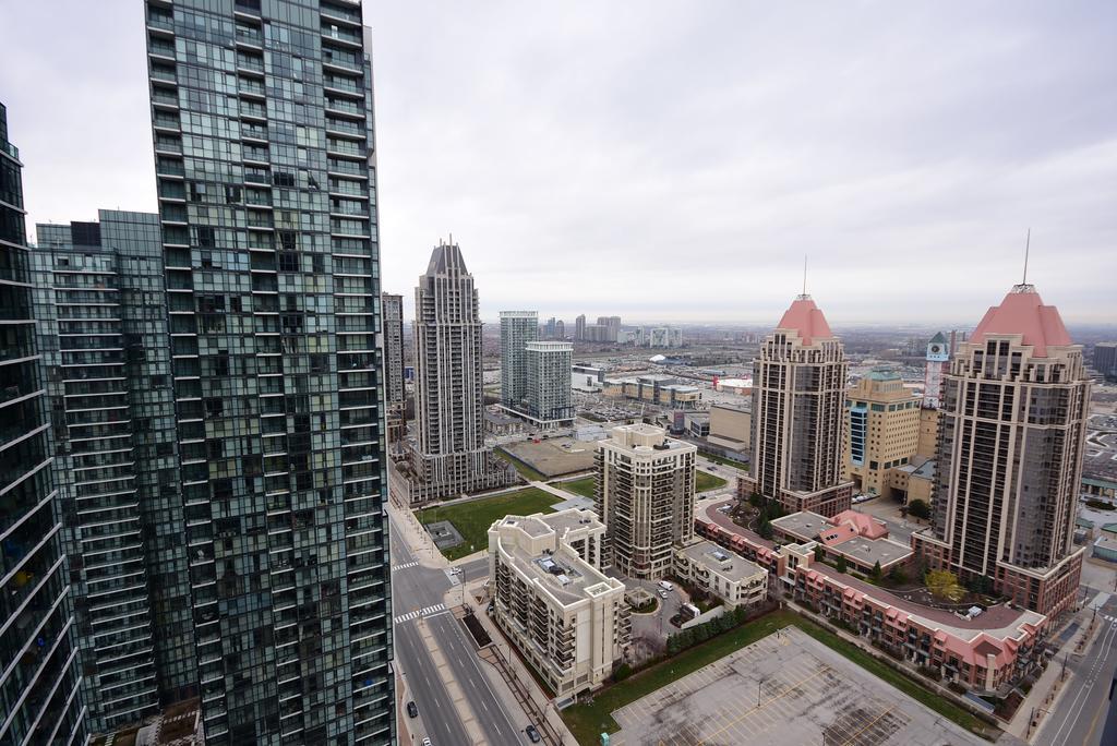 Royal Stays Furnished Apartments - Square One Миссиссага Экстерьер фото