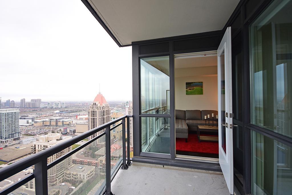 Royal Stays Furnished Apartments - Square One Миссиссага Экстерьер фото