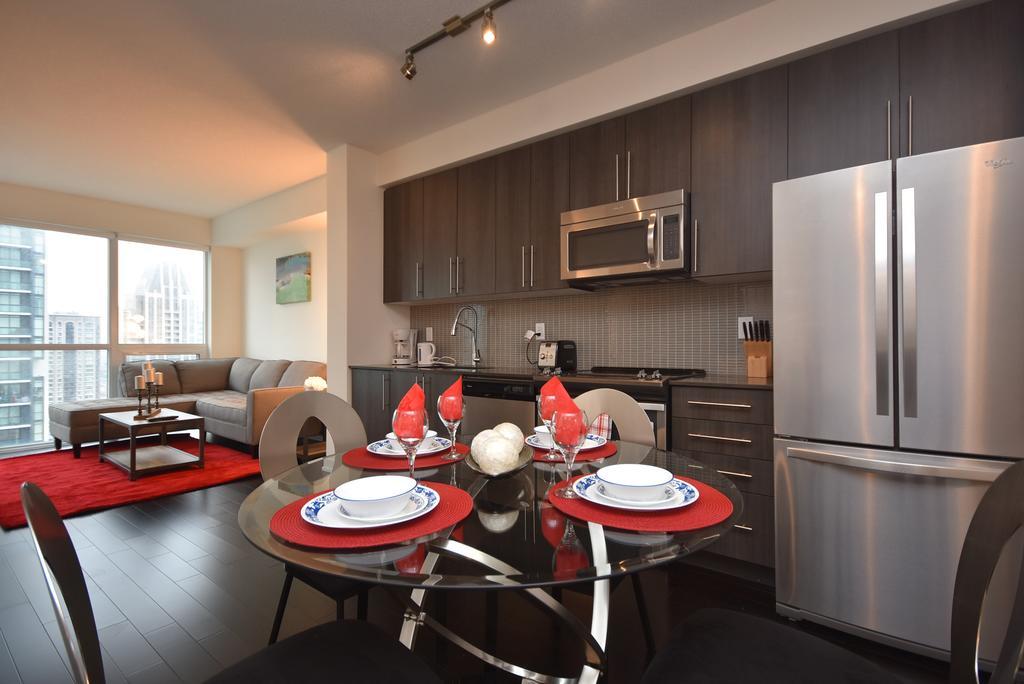Royal Stays Furnished Apartments - Square One Миссиссага Экстерьер фото