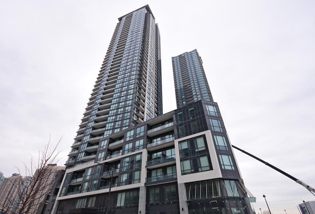 Royal Stays Furnished Apartments - Square One Миссиссага Экстерьер фото