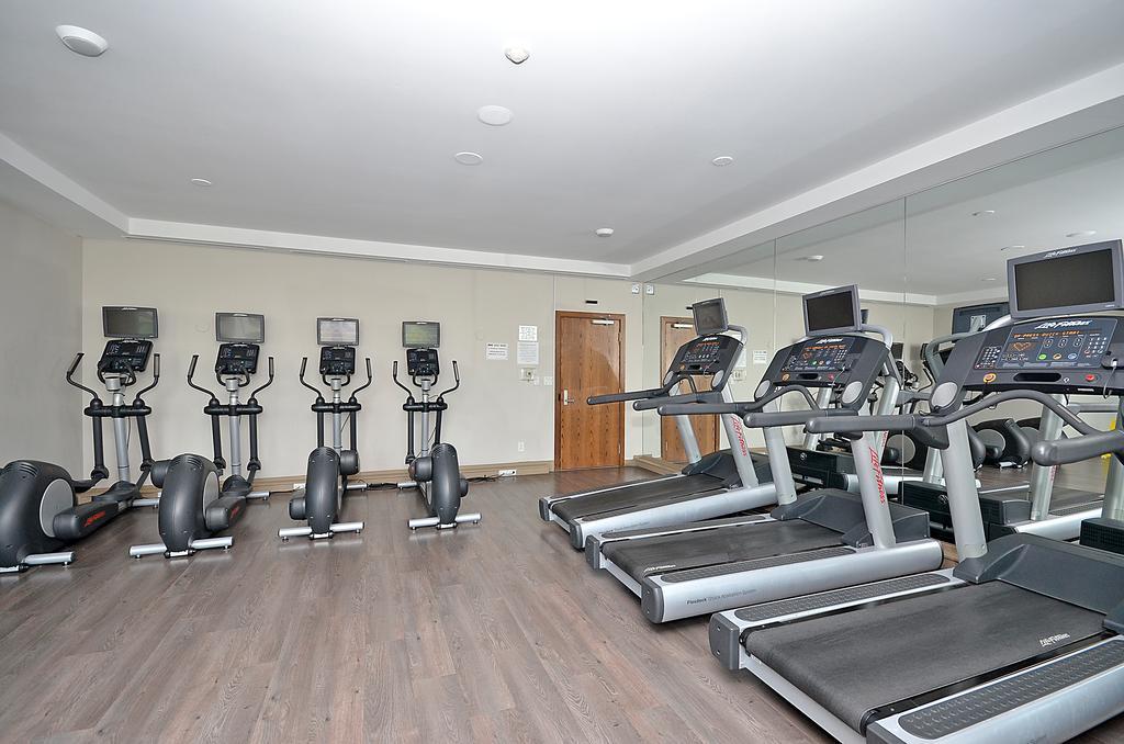 Royal Stays Furnished Apartments - Square One Миссиссага Экстерьер фото