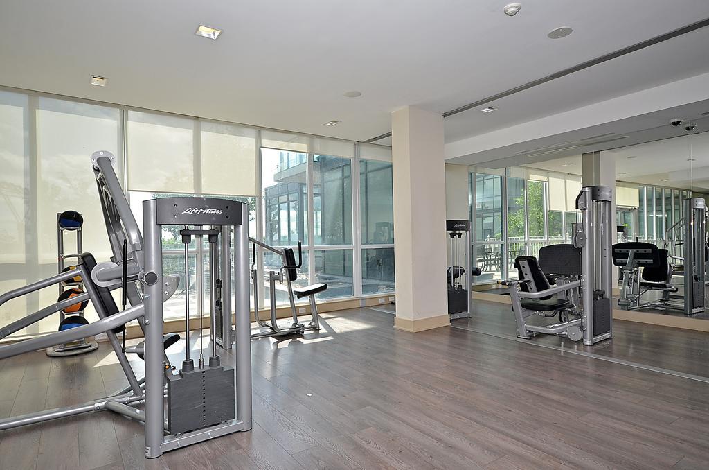 Royal Stays Furnished Apartments - Square One Миссиссага Экстерьер фото