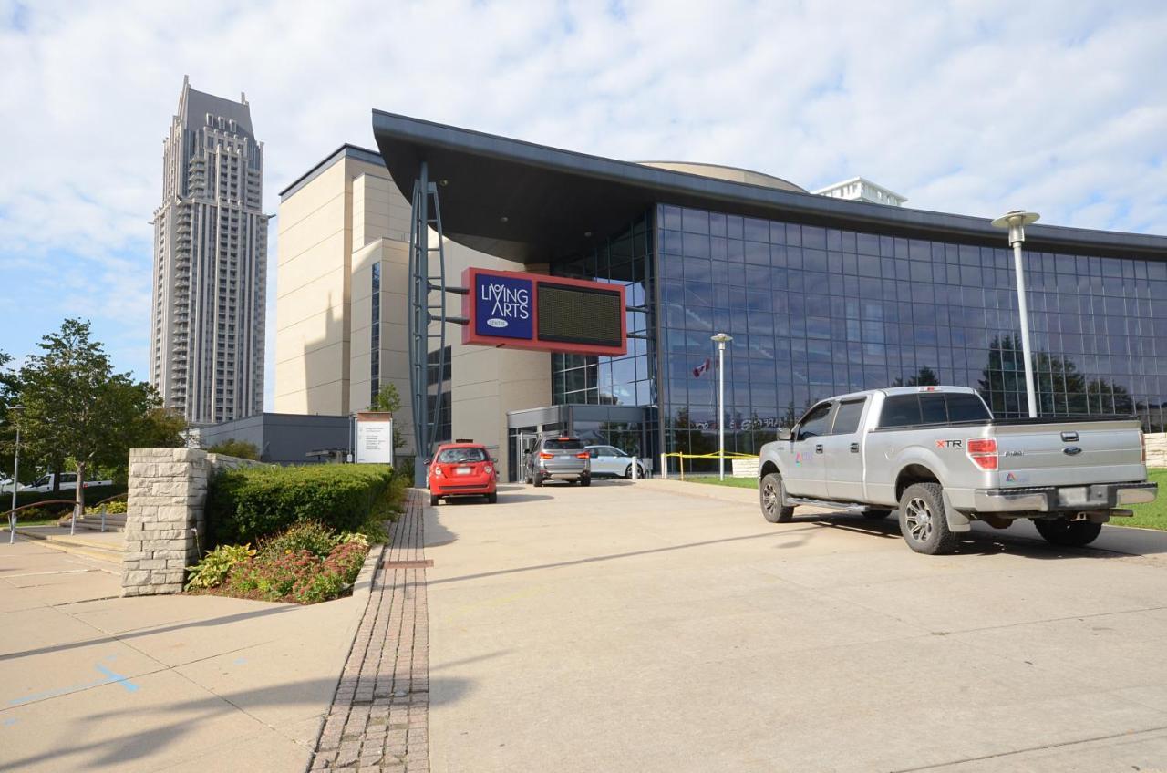Royal Stays Furnished Apartments - Square One Миссиссага Экстерьер фото