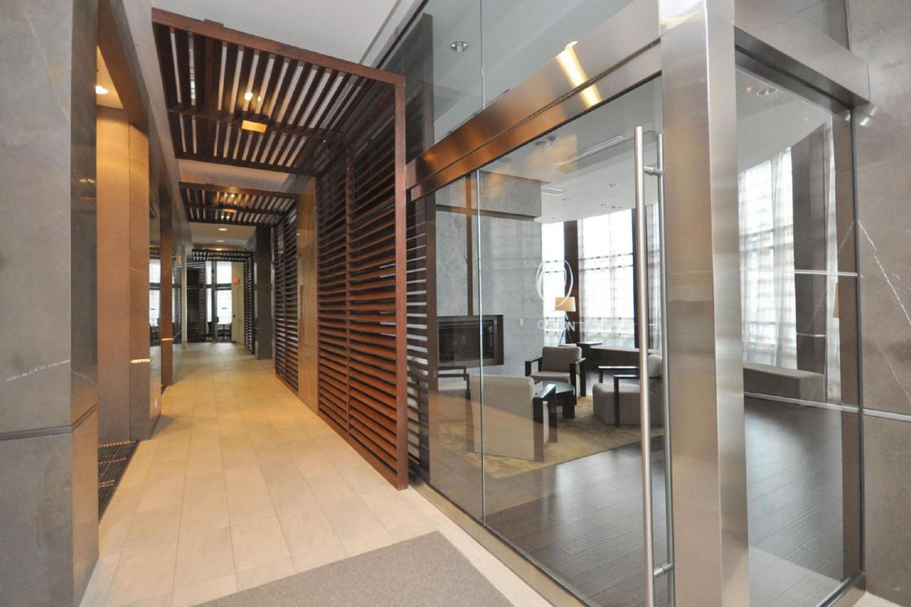 Royal Stays Furnished Apartments - Square One Миссиссага Экстерьер фото