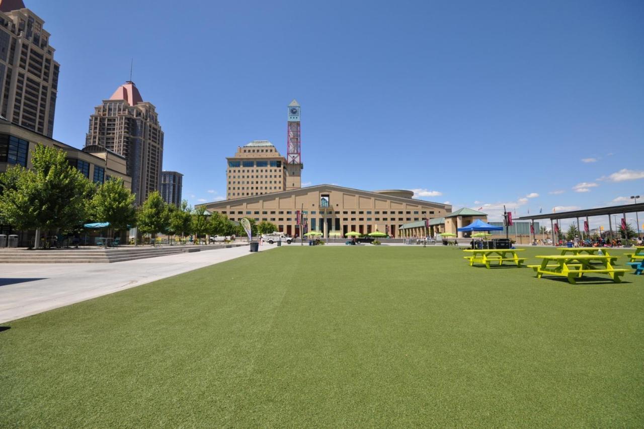 Royal Stays Furnished Apartments - Square One Миссиссага Экстерьер фото