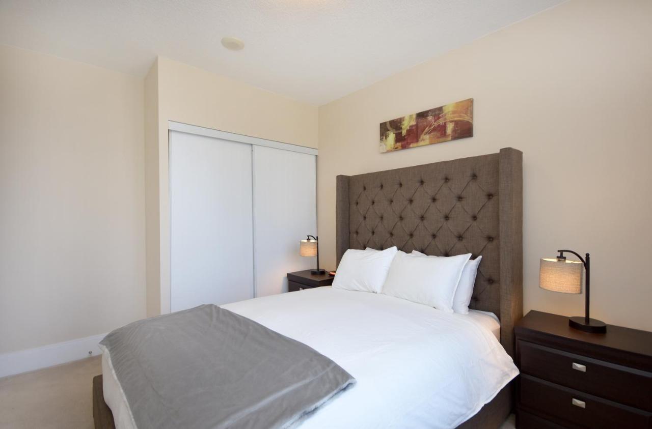 Royal Stays Furnished Apartments - Square One Миссиссага Экстерьер фото