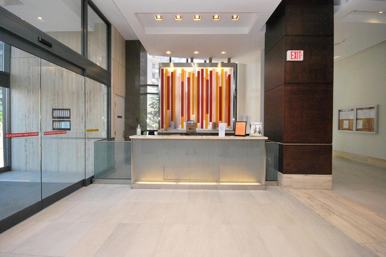 Royal Stays Furnished Apartments - Square One Миссиссага Экстерьер фото