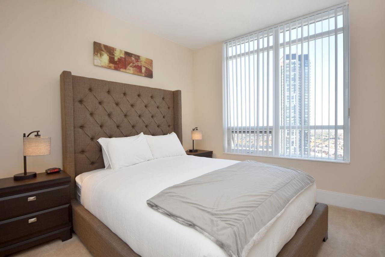 Royal Stays Furnished Apartments - Square One Миссиссага Экстерьер фото