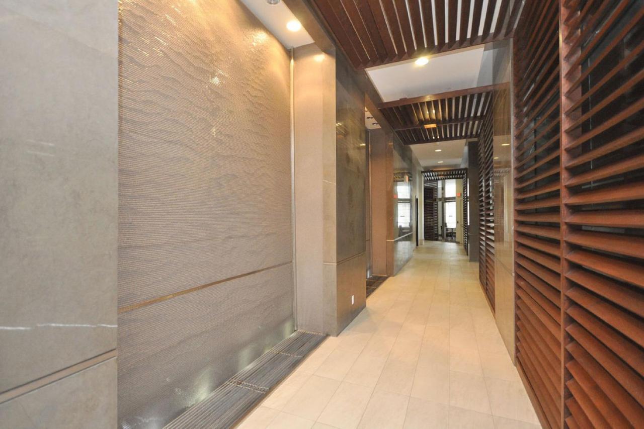 Royal Stays Furnished Apartments - Square One Миссиссага Экстерьер фото