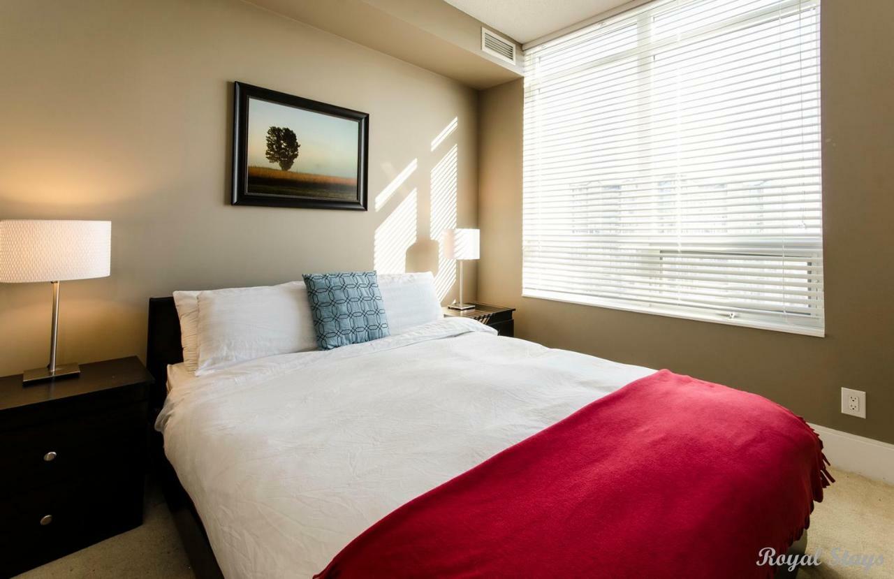 Royal Stays Furnished Apartments - Square One Миссиссага Экстерьер фото